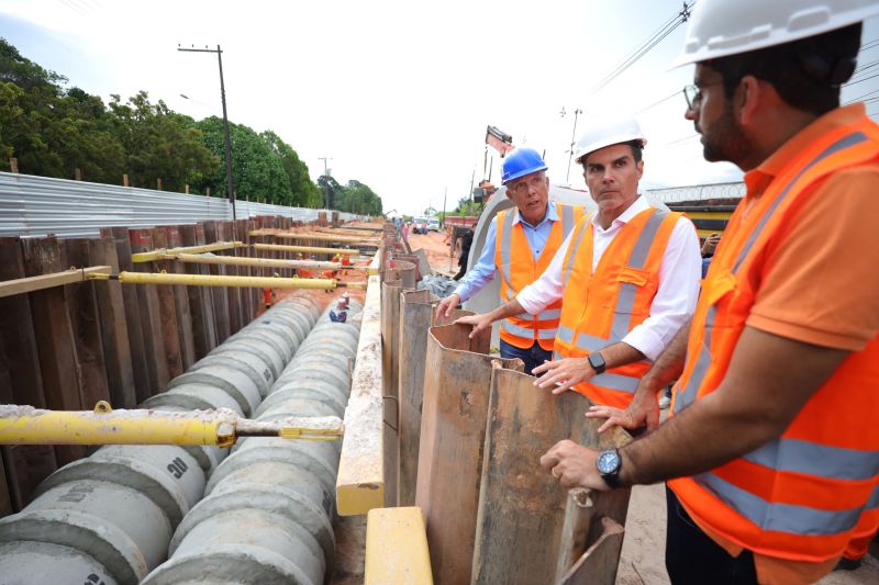 Governador Helder Barbalho visita as obras do Sistema BRT
O Bus Rapid Transit (BRT) é um modelo de transporte público de média capacidade. Constitui-se de veículos articulados ou biarticulados que trafegam em canaletas específicas e utilizam Estações e Estações de Parada adaptadas para o rápido acesso dos passageiros ao veículo. <div class='credito_fotos'>Foto: Bruno Cecim / Ag.Pará   |   <a href='/midias/2022/originais/14931_bc479482-aabc-fbd3-bdf7-fb8d44351b13.jpg' download><i class='fa-solid fa-download'></i> Download</a></div>