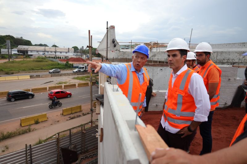 Governador Helder Barbalho visita as obras do Sistema BRT
O Bus Rapid Transit (BRT) é um modelo de transporte público de média capacidade. Constitui-se de veículos articulados ou biarticulados que trafegam em canaletas específicas e utilizam Estações e Estações de Parada adaptadas para o rápido acesso dos passageiros ao veículo. <div class='credito_fotos'>Foto: Bruno Cecim / Ag.Pará   |   <a href='/midias/2022/originais/14931_ddf74c88-2b74-bb39-624f-cebe88f004a2.jpg' download><i class='fa-solid fa-download'></i> Download</a></div>