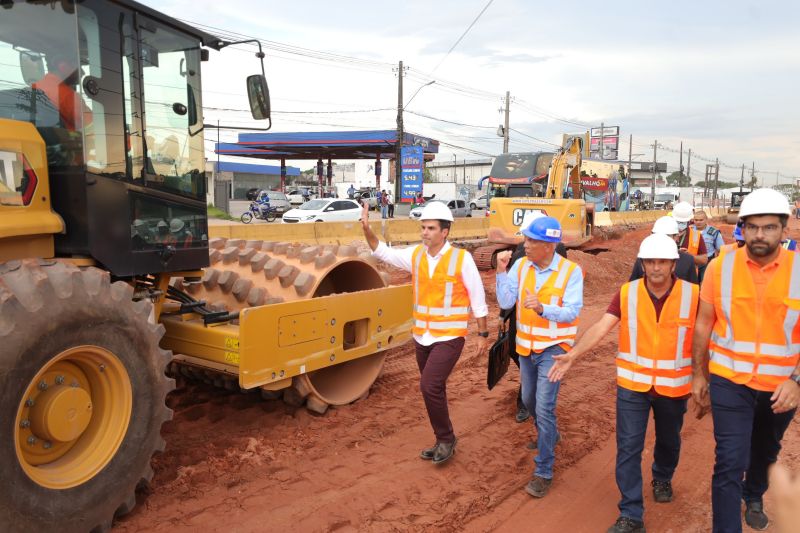 Governador Helder Barbalho visita as obras do Sistema BRT
O Bus Rapid Transit (BRT) é um modelo de transporte público de média capacidade. Constitui-se de veículos articulados ou biarticulados que trafegam em canaletas específicas e utilizam Estações e Estações de Parada adaptadas para o rápido acesso dos passageiros ao veículo. <div class='credito_fotos'>Foto: Bruno Cecim / Ag.Pará   |   <a href='/midias/2022/originais/14931_e2dc6168-beb3-3559-026b-1d13690d8e84.jpg' download><i class='fa-solid fa-download'></i> Download</a></div>