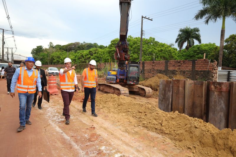 Governador Helder Barbalho visita as obras do Sistema BRT
O Bus Rapid Transit (BRT) é um modelo de transporte público de média capacidade. Constitui-se de veículos articulados ou biarticulados que trafegam em canaletas específicas e utilizam Estações e Estações de Parada adaptadas para o rápido acesso dos passageiros ao veículo. <div class='credito_fotos'>Foto: Bruno Cecim / Ag.Pará   |   <a href='/midias/2022/originais/14931_e40d3948-06f7-bd93-eca7-581f04c9a0d9.jpg' download><i class='fa-solid fa-download'></i> Download</a></div>