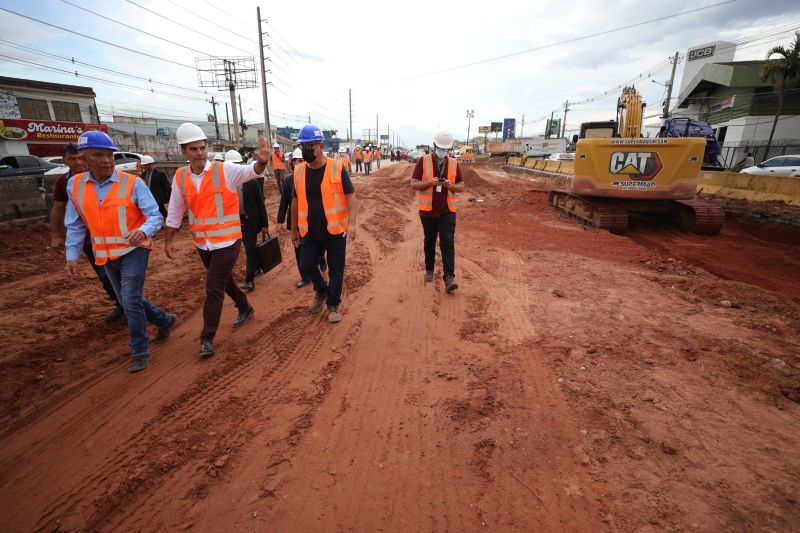 Governador Helder Barbalho visita as obras do Sistema BRT
O Bus Rapid Transit (BRT) é um modelo de transporte público de média capacidade. Constitui-se de veículos articulados ou biarticulados que trafegam em canaletas específicas e utilizam Estações e Estações de Parada adaptadas para o rápido acesso dos passageiros ao veículo. <div class='credito_fotos'>Foto: Bruno Cecim / Ag.Pará   |   <a href='/midias/2022/originais/14931_e556f50d-0170-7ba8-d93d-7d85472bc86c.jpg' download><i class='fa-solid fa-download'></i> Download</a></div>