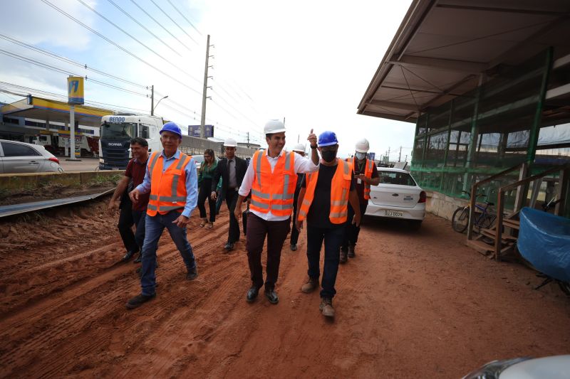 Governador Helder Barbalho visita as obras do Sistema BRT
O Bus Rapid Transit (BRT) é um modelo de transporte público de média capacidade. Constitui-se de veículos articulados ou biarticulados que trafegam em canaletas específicas e utilizam Estações e Estações de Parada adaptadas para o rápido acesso dos passageiros ao veículo. <div class='credito_fotos'>Foto: Bruno Cecim / Ag.Pará   |   <a href='/midias/2022/originais/14931_e8ddd447-37aa-504a-3cc0-0fce03565445.jpg' download><i class='fa-solid fa-download'></i> Download</a></div>