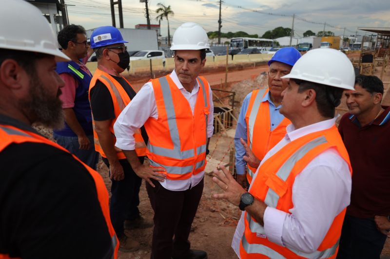 Governador Helder Barbalho visita as obras do Sistema BRT
O Bus Rapid Transit (BRT) é um modelo de transporte público de média capacidade. Constitui-se de veículos articulados ou biarticulados que trafegam em canaletas específicas e utilizam Estações e Estações de Parada adaptadas para o rápido acesso dos passageiros ao veículo. <div class='credito_fotos'>Foto: Bruno Cecim / Ag.Pará   |   <a href='/midias/2022/originais/14931_f661a050-a6cd-8d24-14e0-11597931b407.jpg' download><i class='fa-solid fa-download'></i> Download</a></div>