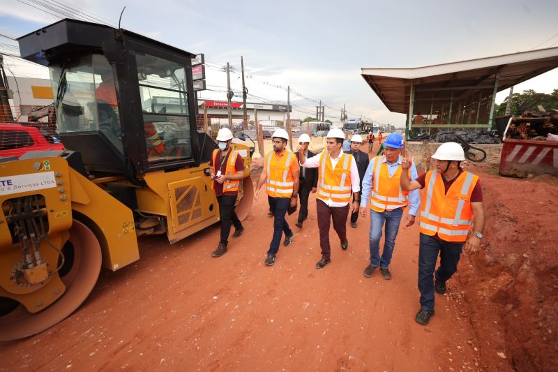 Governador Helder Barbalho visita as obras do Sistema BRT
O Bus Rapid Transit (BRT) é um modelo de transporte público de média capacidade. Constitui-se de veículos articulados ou biarticulados que trafegam em canaletas específicas e utilizam Estações e Estações de Parada adaptadas para o rápido acesso dos passageiros ao veículo. <div class='credito_fotos'>Foto: Bruno Cecim / Ag.Pará   |   <a href='/midias/2022/originais/14931_f81e6690-2296-856b-1f32-e4361d4da8b7.jpg' download><i class='fa-solid fa-download'></i> Download</a></div>