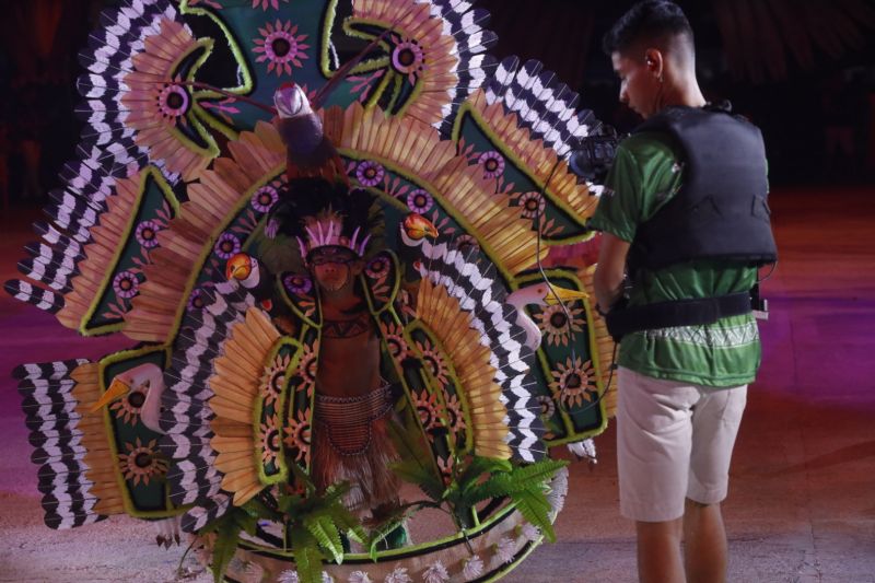 O Festival das Tribos Indígenas de Juruti ou Festribal (termo relativo a tribos) é uma festa cultural realizada sempre no último fim de semana do mês de julho ou início de agosto na cidade de Juruti, oeste do Pará. Resgata em forma de espetáculo a cultura indígena nativa da cidade. Uma das maiores manifestações culturais da Amazônia. O palco das apresentações é o Tribódromo, arena onde as tribos se apresentam. No tribódromo as tribos Muirapinima (vermelho e azul) e Munduruku (vermelho e amarelo) se enfrentam pela conquista de mais um título. <div class='credito_fotos'>Foto: Alex Ribeiro / Ag. Pará   |   <a href='/midias/2022/originais/14947_0a3620ec-a86e-77e8-1260-266916417469.jpg' download><i class='fa-solid fa-download'></i> Download</a></div>