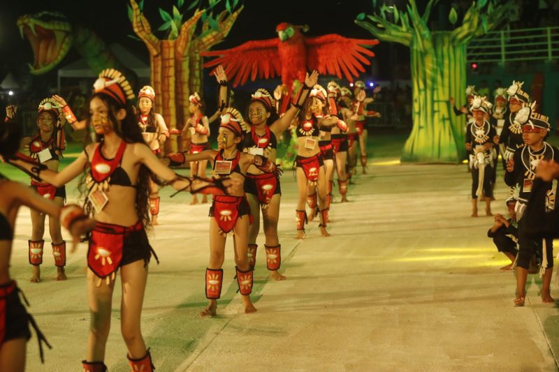 O Festival das Tribos Indígenas de Juruti ou Festribal (termo relativo a tribos) é uma festa cultural realizada sempre no último fim de semana do mês de julho ou início de agosto na cidade de Juruti, oeste do Pará. Resgata em forma de espetáculo a cultura indígena nativa da cidade. Uma das maiores manifestações culturais da Amazônia. O palco das apresentações é o Tribódromo, arena onde as tribos se apresentam. No tribódromo as tribos Muirapinima (vermelho e azul) e Munduruku (vermelho e amarelo) se enfrentam pela conquista de mais um título. <div class='credito_fotos'>Foto: Alex Ribeiro / Ag. Pará   |   <a href='/midias/2022/originais/14947_0d0e0f20-d054-016d-9c37-d038004d6b2b.jpg' download><i class='fa-solid fa-download'></i> Download</a></div>
