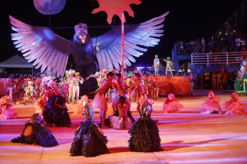 O Festival das Tribos Indígenas de Juruti ou Festribal (termo relativo a tribos) é uma festa cultural realizada sempre no último fim de semana do mês de julho ou início de agosto na cidade de Juruti, oeste do Pará. Resgata em forma de espetáculo a cultura indígena nativa da cidade. Uma das maiores manifestações culturais da Amazônia. O palco das apresentações é o Tribódromo, arena onde as tribos se apresentam. No tribódromo as tribos Muirapinima (vermelho e azul) e Munduruku (vermelho e amarelo) se enfrentam pela conquista de mais um título. <div class='credito_fotos'>Foto: Alex Ribeiro / Ag. Pará   |   <a href='/midias/2022/originais/14947_102afd73-b5ed-89d1-a5ed-3ef206c065c1.jpg' download><i class='fa-solid fa-download'></i> Download</a></div>