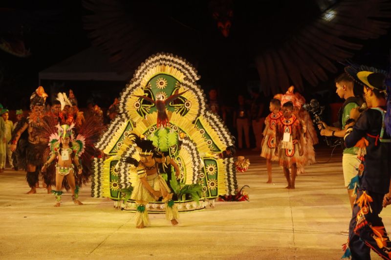 O Festival das Tribos Indígenas de Juruti ou Festribal (termo relativo a tribos) é uma festa cultural realizada sempre no último fim de semana do mês de julho ou início de agosto na cidade de Juruti, oeste do Pará. Resgata em forma de espetáculo a cultura indígena nativa da cidade. Uma das maiores manifestações culturais da Amazônia. O palco das apresentações é o Tribódromo, arena onde as tribos se apresentam. No tribódromo as tribos Muirapinima (vermelho e azul) e Munduruku (vermelho e amarelo) se enfrentam pela conquista de mais um título. <div class='credito_fotos'>Foto: Alex Ribeiro / Ag. Pará   |   <a href='/midias/2022/originais/14947_13caaead-29f1-bb28-9917-fd8c21d7099b.jpg' download><i class='fa-solid fa-download'></i> Download</a></div>