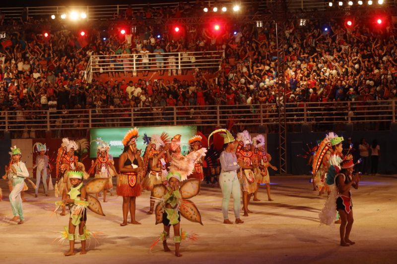 O Festival das Tribos Indígenas de Juruti ou Festribal (termo relativo a tribos) é uma festa cultural realizada sempre no último fim de semana do mês de julho ou início de agosto na cidade de Juruti, oeste do Pará. Resgata em forma de espetáculo a cultura indígena nativa da cidade. Uma das maiores manifestações culturais da Amazônia. O palco das apresentações é o Tribódromo, arena onde as tribos se apresentam. No tribódromo as tribos Muirapinima (vermelho e azul) e Munduruku (vermelho e amarelo) se enfrentam pela conquista de mais um título. <div class='credito_fotos'>Foto: Alex Ribeiro / Ag. Pará   |   <a href='/midias/2022/originais/14947_1cdd462d-90e5-47bb-2dff-e3af90e479b0.jpg' download><i class='fa-solid fa-download'></i> Download</a></div>