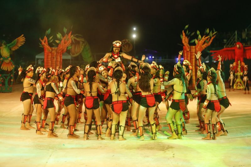 O Festival das Tribos Indígenas de Juruti ou Festribal (termo relativo a tribos) é uma festa cultural realizada sempre no último fim de semana do mês de julho ou início de agosto na cidade de Juruti, oeste do Pará. Resgata em forma de espetáculo a cultura indígena nativa da cidade. Uma das maiores manifestações culturais da Amazônia. O palco das apresentações é o Tribódromo, arena onde as tribos se apresentam. No tribódromo as tribos Muirapinima (vermelho e azul) e Munduruku (vermelho e amarelo) se enfrentam pela conquista de mais um título. <div class='credito_fotos'>Foto: Alex Ribeiro / Ag. Pará   |   <a href='/midias/2022/originais/14947_28b45809-1bcf-5969-90fb-42dc7966aff6.jpg' download><i class='fa-solid fa-download'></i> Download</a></div>