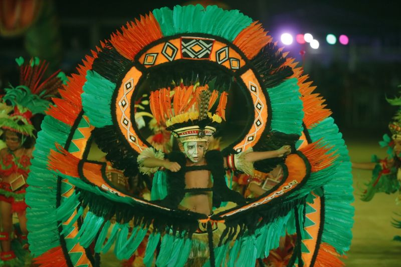O Festival das Tribos Indígenas de Juruti ou Festribal (termo relativo a tribos) é uma festa cultural realizada sempre no último fim de semana do mês de julho ou início de agosto na cidade de Juruti, oeste do Pará. Resgata em forma de espetáculo a cultura indígena nativa da cidade. Uma das maiores manifestações culturais da Amazônia. O palco das apresentações é o Tribódromo, arena onde as tribos se apresentam. No tribódromo as tribos Muirapinima (vermelho e azul) e Munduruku (vermelho e amarelo) se enfrentam pela conquista de mais um título. <div class='credito_fotos'>Foto: Alex Ribeiro / Ag. Pará   |   <a href='/midias/2022/originais/14947_2d147542-d8a7-3f96-c096-ddf1ec52797c.jpg' download><i class='fa-solid fa-download'></i> Download</a></div>