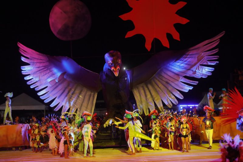 O Festival das Tribos Indígenas de Juruti ou Festribal (termo relativo a tribos) é uma festa cultural realizada sempre no último fim de semana do mês de julho ou início de agosto na cidade de Juruti, oeste do Pará. Resgata em forma de espetáculo a cultura indígena nativa da cidade. Uma das maiores manifestações culturais da Amazônia. O palco das apresentações é o Tribódromo, arena onde as tribos se apresentam. No tribódromo as tribos Muirapinima (vermelho e azul) e Munduruku (vermelho e amarelo) se enfrentam pela conquista de mais um título. <div class='credito_fotos'>Foto: Alex Ribeiro / Ag. Pará   |   <a href='/midias/2022/originais/14947_2f1474dc-0978-4391-0e88-1058abe2696e.jpg' download><i class='fa-solid fa-download'></i> Download</a></div>