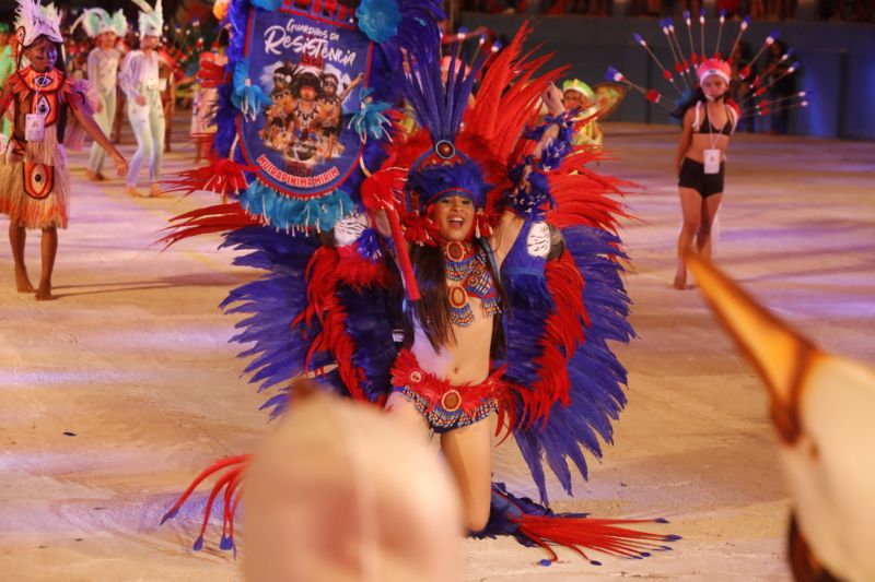 O Festival das Tribos Indígenas de Juruti ou Festribal (termo relativo a tribos) é uma festa cultural realizada sempre no último fim de semana do mês de julho ou início de agosto na cidade de Juruti, oeste do Pará. Resgata em forma de espetáculo a cultura indígena nativa da cidade. Uma das maiores manifestações culturais da Amazônia. O palco das apresentações é o Tribódromo, arena onde as tribos se apresentam. No tribódromo as tribos Muirapinima (vermelho e azul) e Munduruku (vermelho e amarelo) se enfrentam pela conquista de mais um título. <div class='credito_fotos'>Foto: Alex Ribeiro / Ag. Pará   |   <a href='/midias/2022/originais/14947_3d42c5a2-6c10-9368-e838-e9d9686512c3.jpg' download><i class='fa-solid fa-download'></i> Download</a></div>