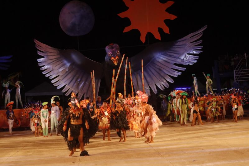 O Festival das Tribos Indígenas de Juruti ou Festribal (termo relativo a tribos) é uma festa cultural realizada sempre no último fim de semana do mês de julho ou início de agosto na cidade de Juruti, oeste do Pará. Resgata em forma de espetáculo a cultura indígena nativa da cidade. Uma das maiores manifestações culturais da Amazônia. O palco das apresentações é o Tribódromo, arena onde as tribos se apresentam. No tribódromo as tribos Muirapinima (vermelho e azul) e Munduruku (vermelho e amarelo) se enfrentam pela conquista de mais um título. <div class='credito_fotos'>Foto: Alex Ribeiro / Ag. Pará   |   <a href='/midias/2022/originais/14947_3d450790-5188-c469-cb8e-e6136ee7530f.jpg' download><i class='fa-solid fa-download'></i> Download</a></div>