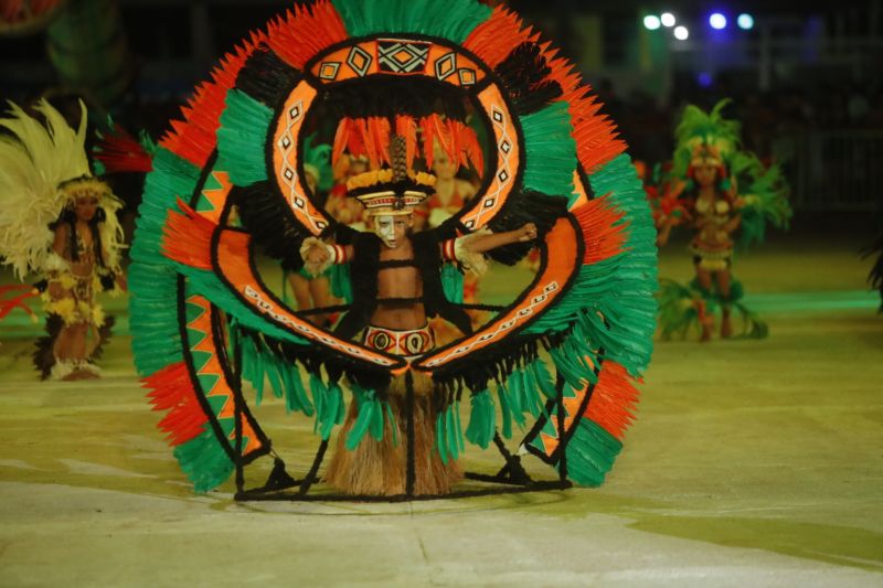 O Festival das Tribos Indígenas de Juruti ou Festribal (termo relativo a tribos) é uma festa cultural realizada sempre no último fim de semana do mês de julho ou início de agosto na cidade de Juruti, oeste do Pará. Resgata em forma de espetáculo a cultura indígena nativa da cidade. Uma das maiores manifestações culturais da Amazônia. O palco das apresentações é o Tribódromo, arena onde as tribos se apresentam. No tribódromo as tribos Muirapinima (vermelho e azul) e Munduruku (vermelho e amarelo) se enfrentam pela conquista de mais um título. <div class='credito_fotos'>Foto: Alex Ribeiro / Ag. Pará   |   <a href='/midias/2022/originais/14947_3f20b5b9-c3e0-69c7-5bb0-b7a093b65620.jpg' download><i class='fa-solid fa-download'></i> Download</a></div>