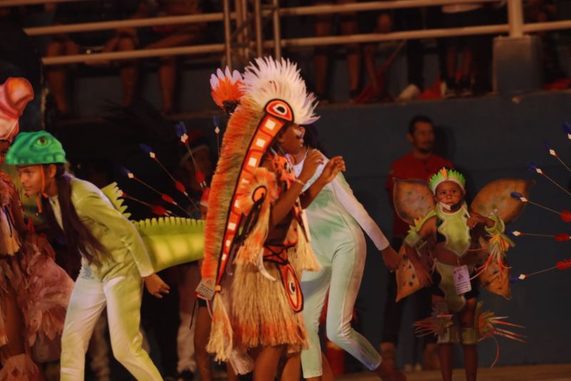 O Festival das Tribos Indígenas de Juruti ou Festribal (termo relativo a tribos) é uma festa cultural realizada sempre no último fim de semana do mês de julho ou início de agosto na cidade de Juruti, oeste do Pará. Resgata em forma de espetáculo a cultura indígena nativa da cidade. Uma das maiores manifestações culturais da Amazônia. O palco das apresentações é o Tribódromo, arena onde as tribos se apresentam. No tribódromo as tribos Muirapinima (vermelho e azul) e Munduruku (vermelho e amarelo) se enfrentam pela conquista de mais um título. <div class='credito_fotos'>Foto: Alex Ribeiro / Ag. Pará   |   <a href='/midias/2022/originais/14947_4229d6e9-fb5c-d73f-b8d2-78a253f99d78.jpg' download><i class='fa-solid fa-download'></i> Download</a></div>
