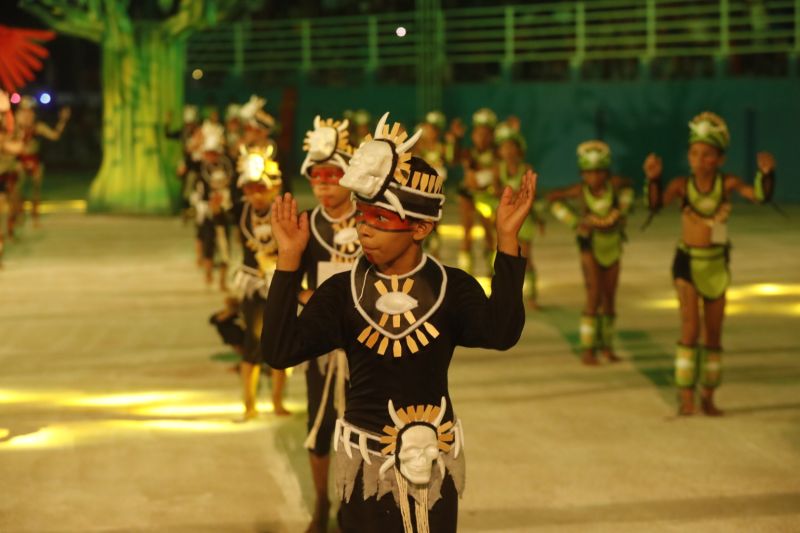 O Festival das Tribos Indígenas de Juruti ou Festribal (termo relativo a tribos) é uma festa cultural realizada sempre no último fim de semana do mês de julho ou início de agosto na cidade de Juruti, oeste do Pará. Resgata em forma de espetáculo a cultura indígena nativa da cidade. Uma das maiores manifestações culturais da Amazônia. O palco das apresentações é o Tribódromo, arena onde as tribos se apresentam. No tribódromo as tribos Muirapinima (vermelho e azul) e Munduruku (vermelho e amarelo) se enfrentam pela conquista de mais um título. <div class='credito_fotos'>Foto: Alex Ribeiro / Ag. Pará   |   <a href='/midias/2022/originais/14947_465cce97-6122-400f-605f-b8f375892421.jpg' download><i class='fa-solid fa-download'></i> Download</a></div>