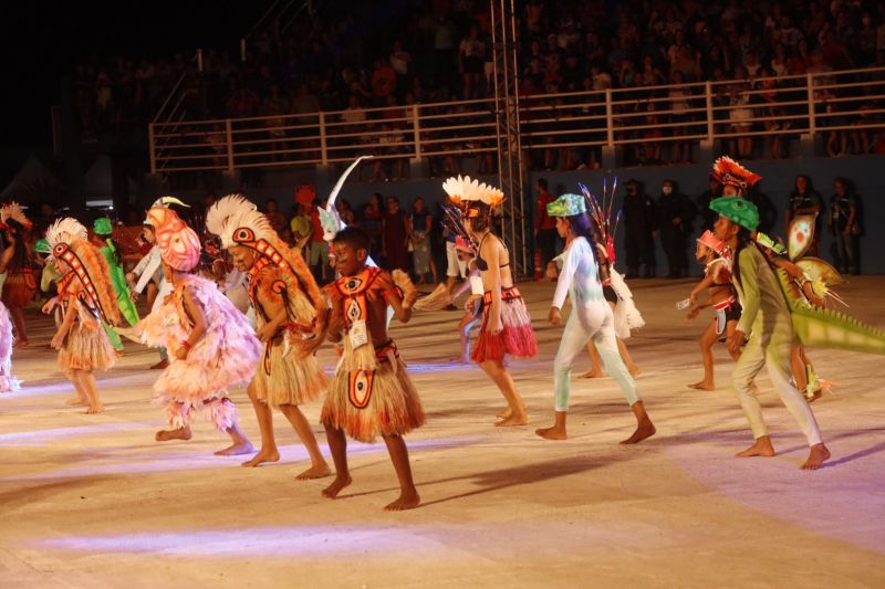 O Festival das Tribos Indígenas de Juruti ou Festribal (termo relativo a tribos) é uma festa cultural realizada sempre no último fim de semana do mês de julho ou início de agosto na cidade de Juruti, oeste do Pará. Resgata em forma de espetáculo a cultura indígena nativa da cidade. Uma das maiores manifestações culturais da Amazônia. O palco das apresentações é o Tribódromo, arena onde as tribos se apresentam. No tribódromo as tribos Muirapinima (vermelho e azul) e Munduruku (vermelho e amarelo) se enfrentam pela conquista de mais um título. <div class='credito_fotos'>Foto: Alex Ribeiro / Ag. Pará   |   <a href='/midias/2022/originais/14947_6a532523-3163-8a88-7814-51f1180d8142.jpg' download><i class='fa-solid fa-download'></i> Download</a></div>
