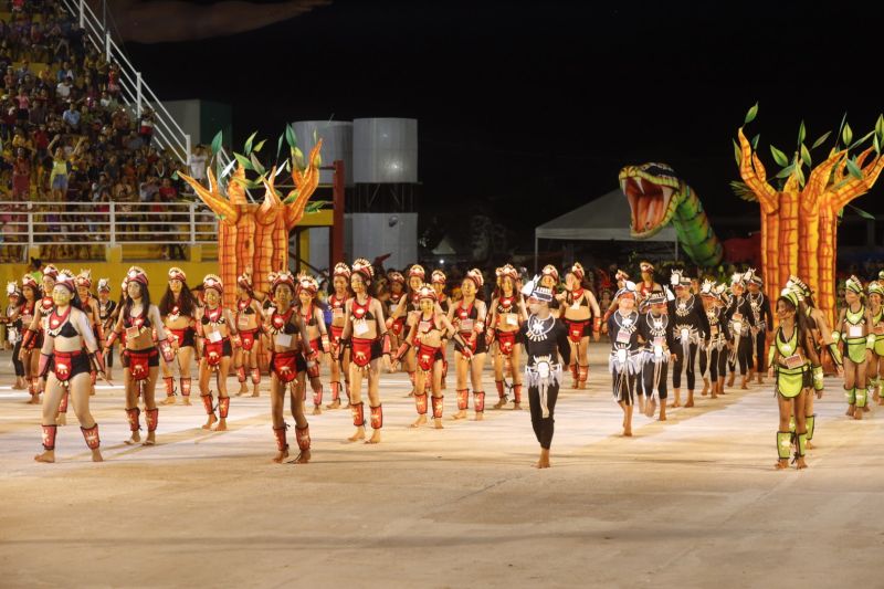 O Festival das Tribos Indígenas de Juruti ou Festribal (termo relativo a tribos) é uma festa cultural realizada sempre no último fim de semana do mês de julho ou início de agosto na cidade de Juruti, oeste do Pará. Resgata em forma de espetáculo a cultura indígena nativa da cidade. Uma das maiores manifestações culturais da Amazônia. O palco das apresentações é o Tribódromo, arena onde as tribos se apresentam. No tribódromo as tribos Muirapinima (vermelho e azul) e Munduruku (vermelho e amarelo) se enfrentam pela conquista de mais um título. <div class='credito_fotos'>Foto: Alex Ribeiro / Ag. Pará   |   <a href='/midias/2022/originais/14947_6fa4cb3e-66d4-a09e-317d-cf701fd160cf.jpg' download><i class='fa-solid fa-download'></i> Download</a></div>