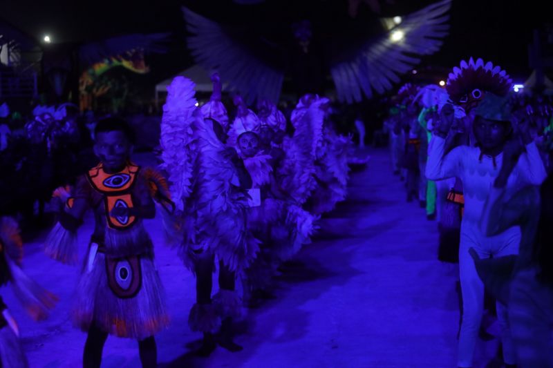 O Festival das Tribos Indígenas de Juruti ou Festribal (termo relativo a tribos) é uma festa cultural realizada sempre no último fim de semana do mês de julho ou início de agosto na cidade de Juruti, oeste do Pará. Resgata em forma de espetáculo a cultura indígena nativa da cidade. Uma das maiores manifestações culturais da Amazônia. O palco das apresentações é o Tribódromo, arena onde as tribos se apresentam. No tribódromo as tribos Muirapinima (vermelho e azul) e Munduruku (vermelho e amarelo) se enfrentam pela conquista de mais um título. <div class='credito_fotos'>Foto: Alex Ribeiro / Ag. Pará   |   <a href='/midias/2022/originais/14947_7bc2a971-db91-5d67-86b3-21c1ecab4d9c.jpg' download><i class='fa-solid fa-download'></i> Download</a></div>