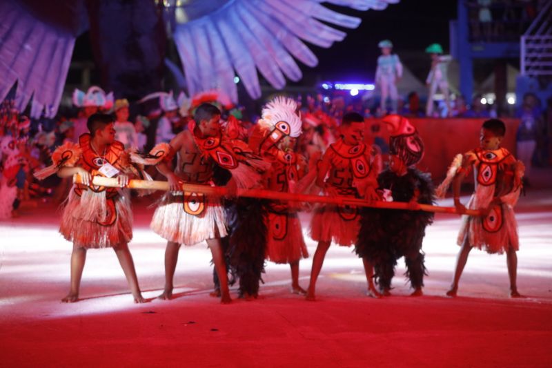 O Festival das Tribos Indígenas de Juruti ou Festribal (termo relativo a tribos) é uma festa cultural realizada sempre no último fim de semana do mês de julho ou início de agosto na cidade de Juruti, oeste do Pará. Resgata em forma de espetáculo a cultura indígena nativa da cidade. Uma das maiores manifestações culturais da Amazônia. O palco das apresentações é o Tribódromo, arena onde as tribos se apresentam. No tribódromo as tribos Muirapinima (vermelho e azul) e Munduruku (vermelho e amarelo) se enfrentam pela conquista de mais um título. <div class='credito_fotos'>Foto: Alex Ribeiro / Ag. Pará   |   <a href='/midias/2022/originais/14947_862b2598-77f2-edf9-16fe-d2e822cd5200.jpg' download><i class='fa-solid fa-download'></i> Download</a></div>