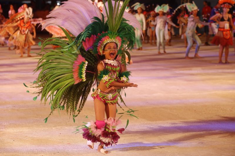 O Festival das Tribos Indígenas de Juruti ou Festribal (termo relativo a tribos) é uma festa cultural realizada sempre no último fim de semana do mês de julho ou início de agosto na cidade de Juruti, oeste do Pará. Resgata em forma de espetáculo a cultura indígena nativa da cidade. Uma das maiores manifestações culturais da Amazônia. O palco das apresentações é o Tribódromo, arena onde as tribos se apresentam. No tribódromo as tribos Muirapinima (vermelho e azul) e Munduruku (vermelho e amarelo) se enfrentam pela conquista de mais um título. <div class='credito_fotos'>Foto: Alex Ribeiro / Ag. Pará   |   <a href='/midias/2022/originais/14947_95c24c4e-6a6f-2171-9d0b-3fd502ffd0e9.jpg' download><i class='fa-solid fa-download'></i> Download</a></div>