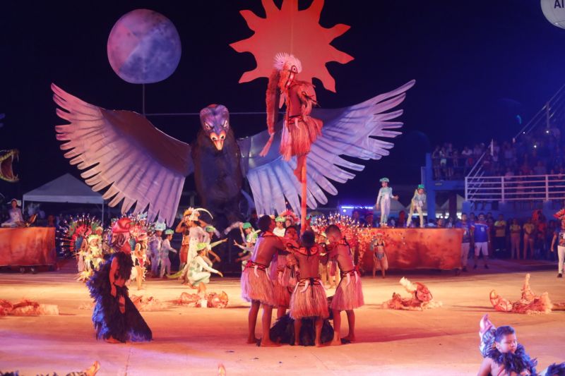 O Festival das Tribos Indígenas de Juruti ou Festribal (termo relativo a tribos) é uma festa cultural realizada sempre no último fim de semana do mês de julho ou início de agosto na cidade de Juruti, oeste do Pará. Resgata em forma de espetáculo a cultura indígena nativa da cidade. Uma das maiores manifestações culturais da Amazônia. O palco das apresentações é o Tribódromo, arena onde as tribos se apresentam. No tribódromo as tribos Muirapinima (vermelho e azul) e Munduruku (vermelho e amarelo) se enfrentam pela conquista de mais um título. <div class='credito_fotos'>Foto: Alex Ribeiro / Ag. Pará   |   <a href='/midias/2022/originais/14947_c239de76-e1e4-31d1-338a-1dbecafb3408.jpg' download><i class='fa-solid fa-download'></i> Download</a></div>