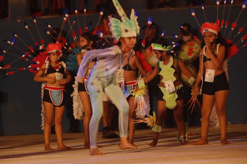 O Festival das Tribos Indígenas de Juruti ou Festribal (termo relativo a tribos) é uma festa cultural realizada sempre no último fim de semana do mês de julho ou início de agosto na cidade de Juruti, oeste do Pará. Resgata em forma de espetáculo a cultura indígena nativa da cidade. Uma das maiores manifestações culturais da Amazônia. O palco das apresentações é o Tribódromo, arena onde as tribos se apresentam. No tribódromo as tribos Muirapinima (vermelho e azul) e Munduruku (vermelho e amarelo) se enfrentam pela conquista de mais um título. <div class='credito_fotos'>Foto: Alex Ribeiro / Ag. Pará   |   <a href='/midias/2022/originais/14947_c2cf63af-1d31-c049-9b5c-f4f3e0d9ecba.jpg' download><i class='fa-solid fa-download'></i> Download</a></div>