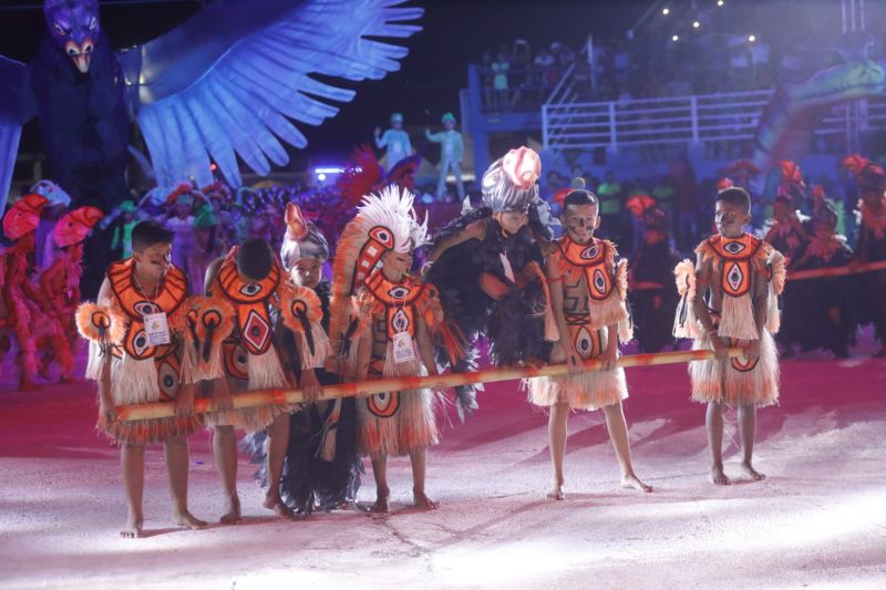 O Festival das Tribos Indígenas de Juruti ou Festribal (termo relativo a tribos) é uma festa cultural realizada sempre no último fim de semana do mês de julho ou início de agosto na cidade de Juruti, oeste do Pará. Resgata em forma de espetáculo a cultura indígena nativa da cidade. Uma das maiores manifestações culturais da Amazônia. O palco das apresentações é o Tribódromo, arena onde as tribos se apresentam. No tribódromo as tribos Muirapinima (vermelho e azul) e Munduruku (vermelho e amarelo) se enfrentam pela conquista de mais um título. <div class='credito_fotos'>Foto: Alex Ribeiro / Ag. Pará   |   <a href='/midias/2022/originais/14947_c6e02639-ec7c-d6c2-7092-a9f26e76abb7.jpg' download><i class='fa-solid fa-download'></i> Download</a></div>