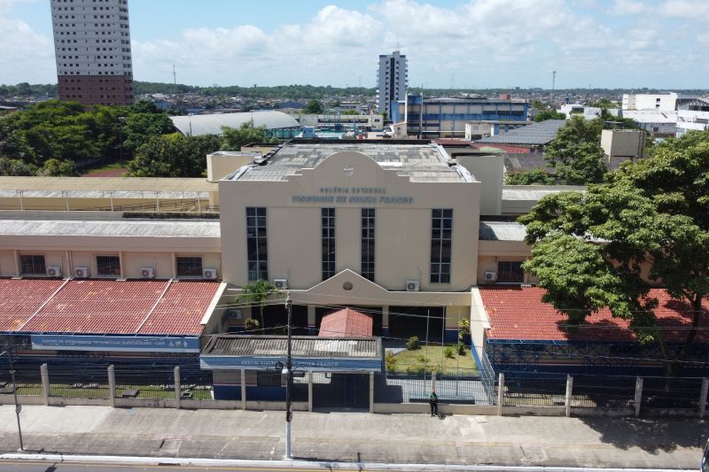 O Colégio Souza Franco é uma dos principais escolas públicas de Belém, uma das mais tradicionais e referência de ensino. Foi fundado em 10 de julho de 1947 pela Sociedade Civil Veterinária e instalado a 11 de março de 1948. Posteriormente, em 1967, a escola passou à tutela do Estado, com a denominação de Colégio Estadual Visconde de Souza Franco. <div class='credito_fotos'>Foto: Augusto Miranda / Ag. Pará   |   <a href='/midias/2022/originais/14977_31b0ba6e-dab5-06c0-e699-35adbf00a7ca.jpg' download><i class='fa-solid fa-download'></i> Download</a></div>