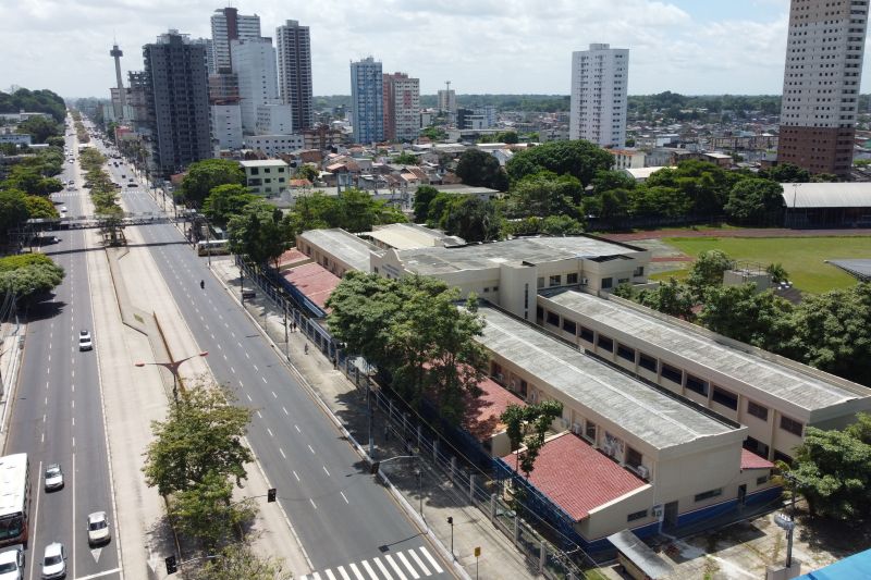 O Colégio Souza Franco é uma dos principais escolas públicas de Belém, uma das mais tradicionais e referência de ensino. Foi fundado em 10 de julho de 1947 pela Sociedade Civil Veterinária e instalado a 11 de março de 1948. Posteriormente, em 1967, a escola passou à tutela do Estado, com a denominação de Colégio Estadual Visconde de Souza Franco. <div class='credito_fotos'>Foto: Augusto Miranda / Ag. Pará   |   <a href='/midias/2022/originais/14977_789a2e59-bdcb-bf28-f783-f71908f30ca6.jpg' download><i class='fa-solid fa-download'></i> Download</a></div>