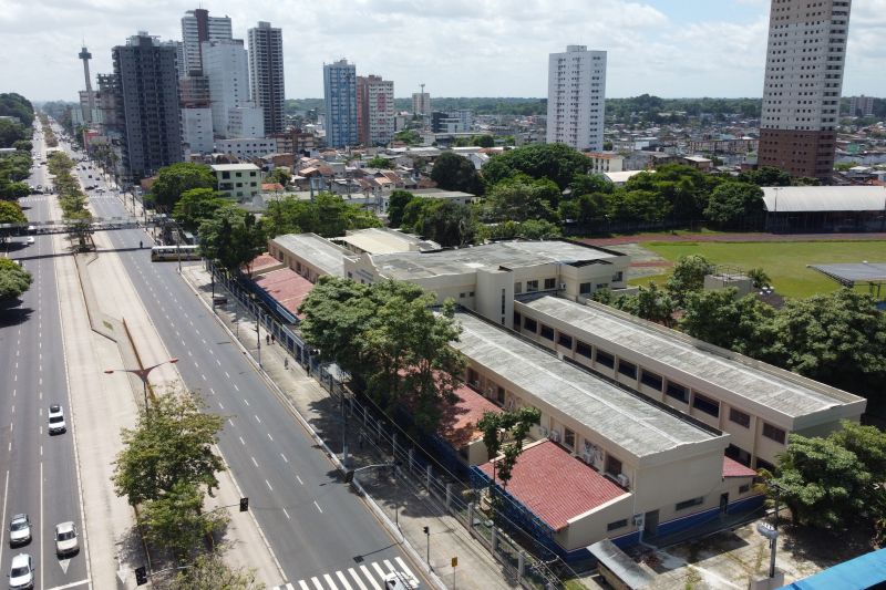 O Colégio Souza Franco é uma dos principais escolas públicas de Belém, uma das mais tradicionais e referência de ensino. Foi fundado em 10 de julho de 1947 pela Sociedade Civil Veterinária e instalado a 11 de março de 1948. Posteriormente, em 1967, a escola passou à tutela do Estado, com a denominação de Colégio Estadual Visconde de Souza Franco. <div class='credito_fotos'>Foto: Augusto Miranda / Ag. Pará   |   <a href='/midias/2022/originais/14977_9c168e74-9279-6d8a-3df3-33254b97e27a.jpg' download><i class='fa-solid fa-download'></i> Download</a></div>