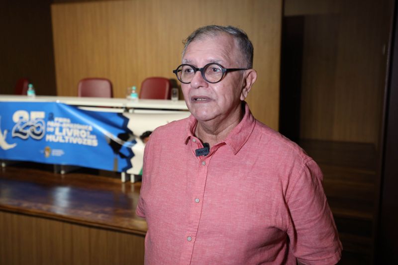 Coletiva da Feira Pan-Amazônica do Livro e das Multivozes 
Edyr Augusto, homenageado  <div class='credito_fotos'>Foto: David Alves / Ag.Pará   |   <a href='/midias/2022/originais/14979_4ef30660-c6fe-770a-420e-de4da3c30061.jpg' download><i class='fa-solid fa-download'></i> Download</a></div>