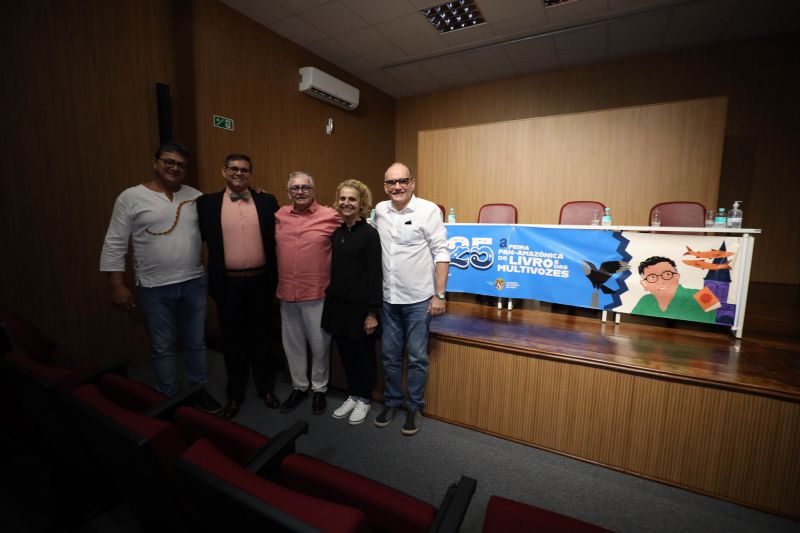 Coletiva da Feira Pan-Amazônica do Livro e das Multivozes  <div class='credito_fotos'>Foto: David Alves / Ag.Pará   |   <a href='/midias/2022/originais/14979_5d9afcd0-e617-34e0-8728-5471477be7bd.jpg' download><i class='fa-solid fa-download'></i> Download</a></div>