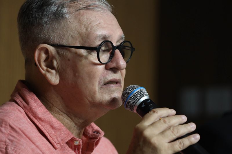 Coletiva da Feira Pan-Amazônica do Livro e das Multivozes 
Edyr Augusto, homenageado  <div class='credito_fotos'>Foto: David Alves / Ag.Pará   |   <a href='/midias/2022/originais/14979_9f875564-2aff-2365-738e-5301dfb98a32.jpg' download><i class='fa-solid fa-download'></i> Download</a></div>