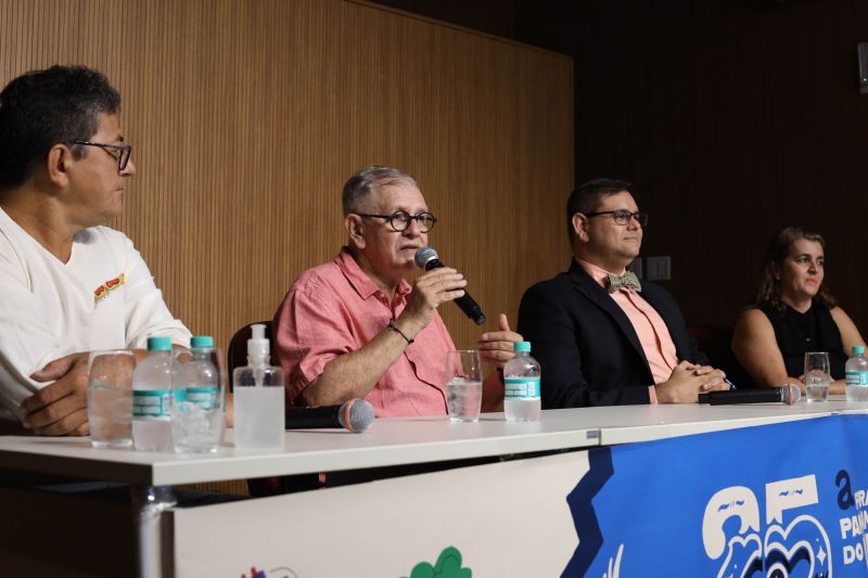 Coletiva da Feira Pan-Amazônica do Livro e das Multivozes 
Edyr Augusto, homenageado  <div class='credito_fotos'>Foto: David Alves / Ag.Pará   |   <a href='/midias/2022/originais/14979_a3a90728-9238-7d67-40ba-d9af06fdb740.jpg' download><i class='fa-solid fa-download'></i> Download</a></div>