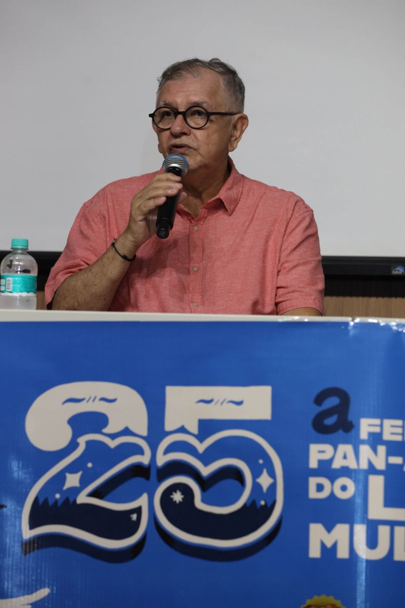 Coletiva da Feira Pan-Amazônica do Livro e das Multivozes 
Edyr Augusto, homenageado  <div class='credito_fotos'>Foto: David Alves / Ag.Pará   |   <a href='/midias/2022/originais/14979_baba4169-fe46-ceba-5ede-050b115ce936.jpg' download><i class='fa-solid fa-download'></i> Download</a></div>