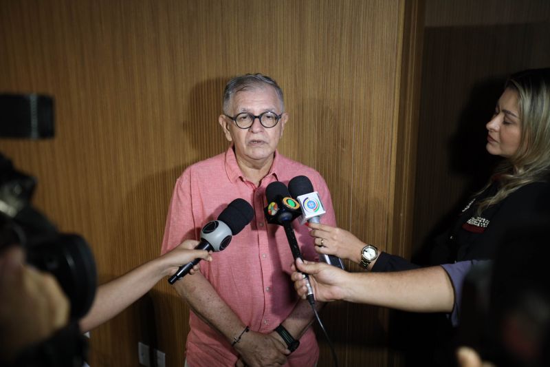 Coletiva da Feira Pan-Amazônica do Livro e das Multivozes 
Edyr Augusto, homenageado  <div class='credito_fotos'>Foto: David Alves / Ag.Pará   |   <a href='/midias/2022/originais/14979_c5e14127-d308-e15e-da31-77a312dc2658.jpg' download><i class='fa-solid fa-download'></i> Download</a></div>