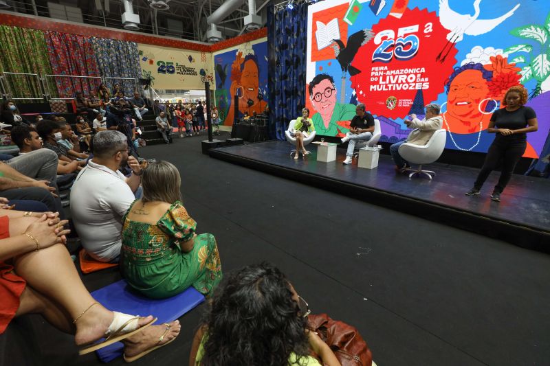 ESPAÇO MULTI VOZES - FEIRA DO LIVRO - BATE PAPO COM MILTON CUNHA E CLAUDIA PALHETA - FOTOS MARCELO SEABRA/AGPARA <div class='credito_fotos'>Foto: Marcelo Seabra / Ag. Pará   |   <a href='/midias/2022/originais/15060_82ef5c22-95ca-461a-aacd-4144f78dd876.jpg' download><i class='fa-solid fa-download'></i> Download</a></div>