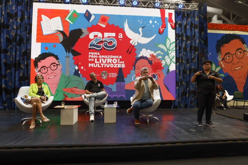 ESPAÇO MULTI VOZES - FEIRA DO LIVRO - BATE PAPO COM MILTON CUNHA E CLAUDIA PALHETA - FOTOS MARCELO SEABRA/AGPARA <div class='credito_fotos'>Foto: Marcelo Seabra / Ag. Pará   |   <a href='/midias/2022/originais/15060_cef0711d-d23a-cb85-d3f7-c7abba6e7afc.jpg' download><i class='fa-solid fa-download'></i> Download</a></div>