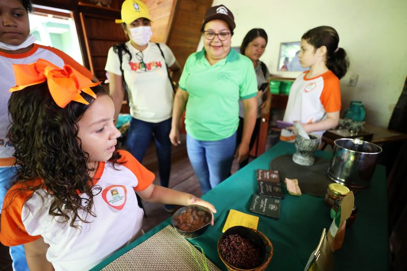 Crianças em Tratamento contra o Câncer  visitam Fabrica de Chocolate no Combu - Fotos Bruno Cecim - Ag.Pará <div class='credito_fotos'>Foto: Bruno Cecim / Ag.Pará   |   <a href='/midias/2022/originais/15134_037cc141-2350-0e5a-40e7-119b7f197925.jpg' download><i class='fa-solid fa-download'></i> Download</a></div>