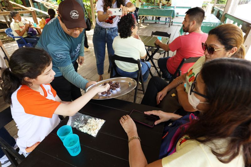 Crianças em Tratamento contra o Câncer  visitam Fabrica de Chocolate no Combu - Fotos Bruno Cecim - Ag.Pará <div class='credito_fotos'>Foto: Bruno Cecim / Ag.Pará   |   <a href='/midias/2022/originais/15134_1135ce11-ea62-5953-c8bc-5083c236a29a.jpg' download><i class='fa-solid fa-download'></i> Download</a></div>