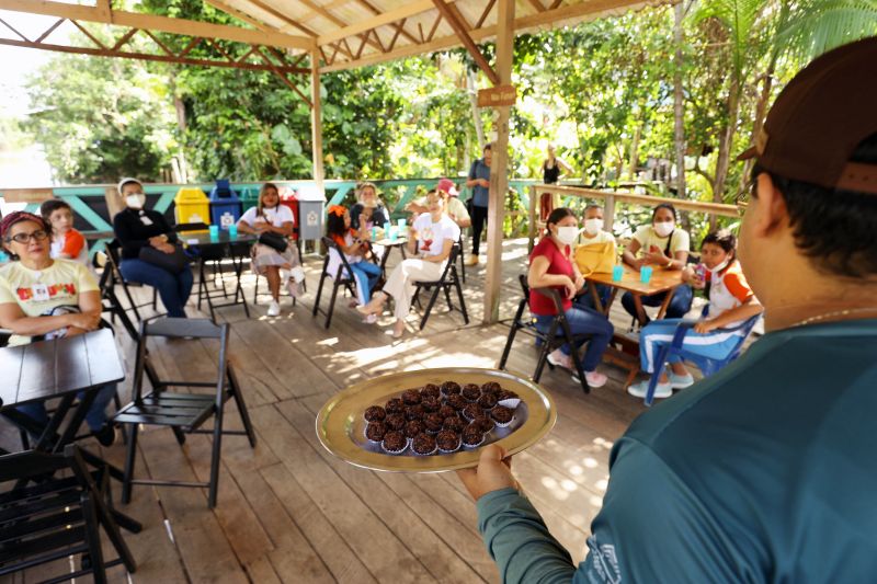 Crianças em Tratamento contra o Câncer  visitam Fabrica de Chocolate no Combu - Fotos Bruno Cecim - Ag.Pará <div class='credito_fotos'>Foto: Bruno Cecim / Ag.Pará   |   <a href='/midias/2022/originais/15134_3171ec91-6d0c-f8e9-d823-4f18d560d5e3.jpg' download><i class='fa-solid fa-download'></i> Download</a></div>