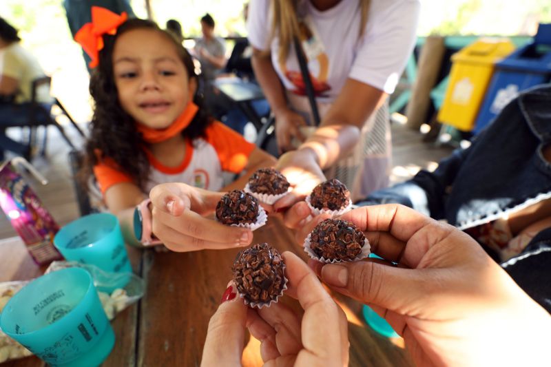 Crianças em Tratamento contra o Câncer  visitam Fabrica de Chocolate no Combu - Fotos Bruno Cecim - Ag.Pará <div class='credito_fotos'>Foto: Bruno Cecim / Ag.Pará   |   <a href='/midias/2022/originais/15134_80b1bb4c-0395-5eb3-6a90-c70b3cff8c8d.jpg' download><i class='fa-solid fa-download'></i> Download</a></div>