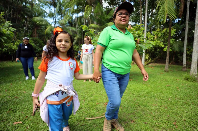 Crianças em Tratamento contra o Câncer  visitam Fabrica de Chocolate no Combu - Fotos Bruno Cecim - Ag.Pará

Rebeca Vitória, aluna e Izete Costa, dona da fábrica de Chocolate. <div class='credito_fotos'>Foto: Bruno Cecim / Ag.Pará   |   <a href='/midias/2022/originais/15134_b15a3e4f-e390-4f5e-215a-886510d0c9e1.jpg' download><i class='fa-solid fa-download'></i> Download</a></div>