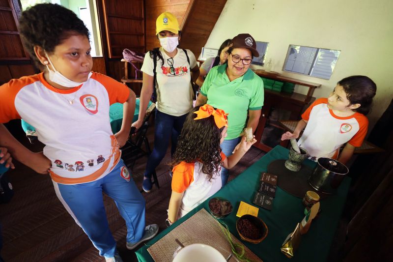 Crianças em Tratamento contra o Câncer  visitam Fabrica de Chocolate no Combu - Fotos Bruno Cecim - Ag.Pará <div class='credito_fotos'>Foto: Bruno Cecim / Ag.Pará   |   <a href='/midias/2022/originais/15134_ceb3044e-82c3-6f1f-a172-db9edea89094.jpg' download><i class='fa-solid fa-download'></i> Download</a></div>