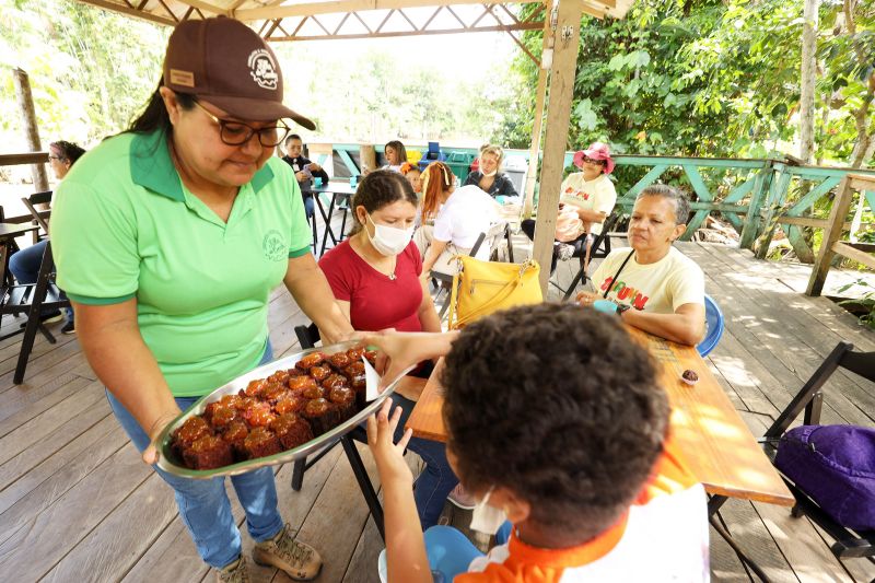 Crianças em Tratamento contra o Câncer  visitam Fabrica de Chocolate no Combu - Fotos Bruno Cecim - Ag.Pará <div class='credito_fotos'>Foto: Bruno Cecim / Ag.Pará   |   <a href='/midias/2022/originais/15134_e83133e4-2264-76e1-c9bb-d801f304348e.jpg' download><i class='fa-solid fa-download'></i> Download</a></div>