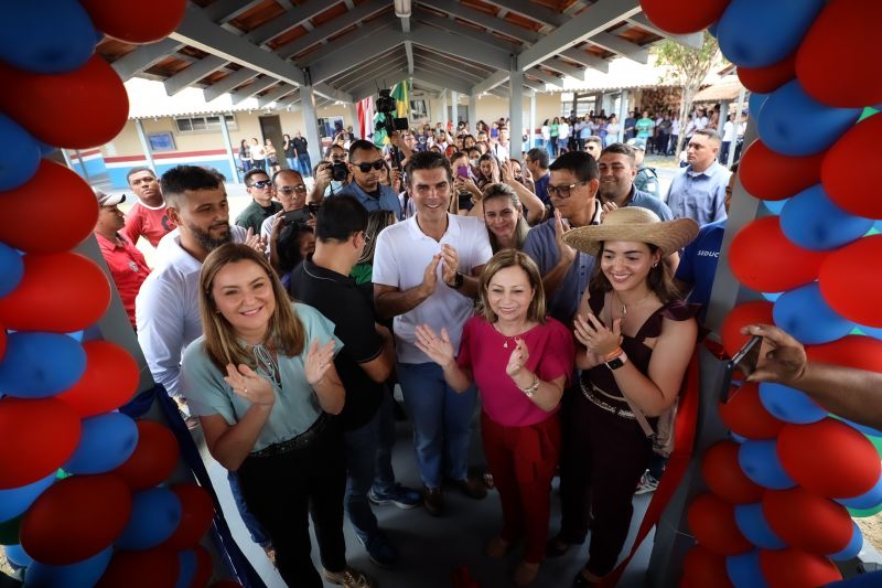 GOVERNADOR ENTREGA ESCOLA JOSÉ NICOLINO DE SOUZA EM ORIXIMINÁ
Deputada Federal eleita Alessandra Haber, Deputado Junio Ferrari, vice governadora eleita Hana Ghassan, governador Helder Barbalho, secretaria de estado de Educação, Elieth de Fátima da Silva Braga <div class='credito_fotos'>Foto: Rodrigo Pinheiro / Ag.Pará   |   <a href='/midias/2022/originais/15245_0e05adf3-b5c2-05e5-c15d-440d98e77ec6.jpg' download><i class='fa-solid fa-download'></i> Download</a></div>