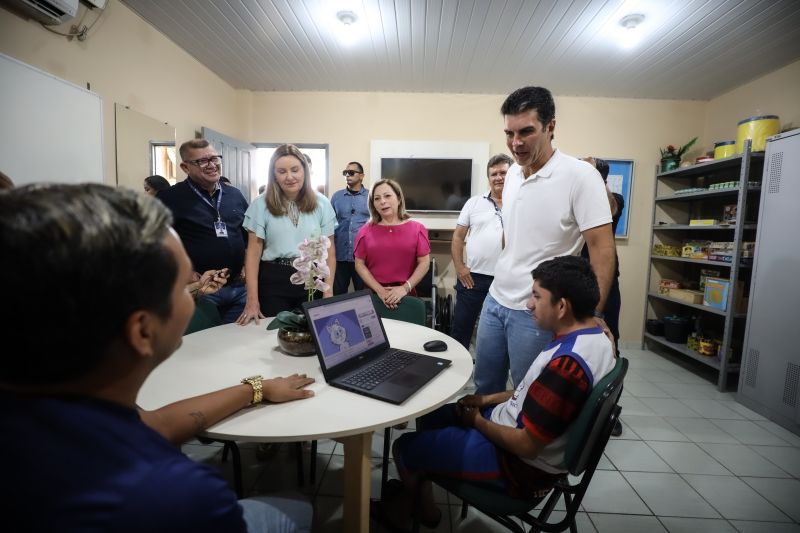 GOVERNADOR ENTREGA ESCOLA JOSÉ NICOLINO DE SOUZA EM ORIXIMINÁ <div class='credito_fotos'>Foto: Rodrigo Pinheiro / Ag.Pará   |   <a href='/midias/2022/originais/15245_f6a29b49-6d67-116e-f5c1-49bff7209026.jpg' download><i class='fa-solid fa-download'></i> Download</a></div>