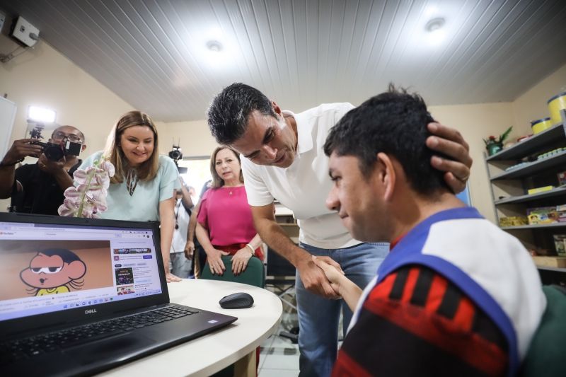 GOVERNADOR ENTREGA ESCOLA JOSÉ NICOLINO DE SOUZA EM ORIXIMINÁ <div class='credito_fotos'>Foto: Rodrigo Pinheiro / Ag.Pará   |   <a href='/midias/2022/originais/15245_f8abcb32-b2f0-ac81-284a-c2db7db5487c.jpg' download><i class='fa-solid fa-download'></i> Download</a></div>